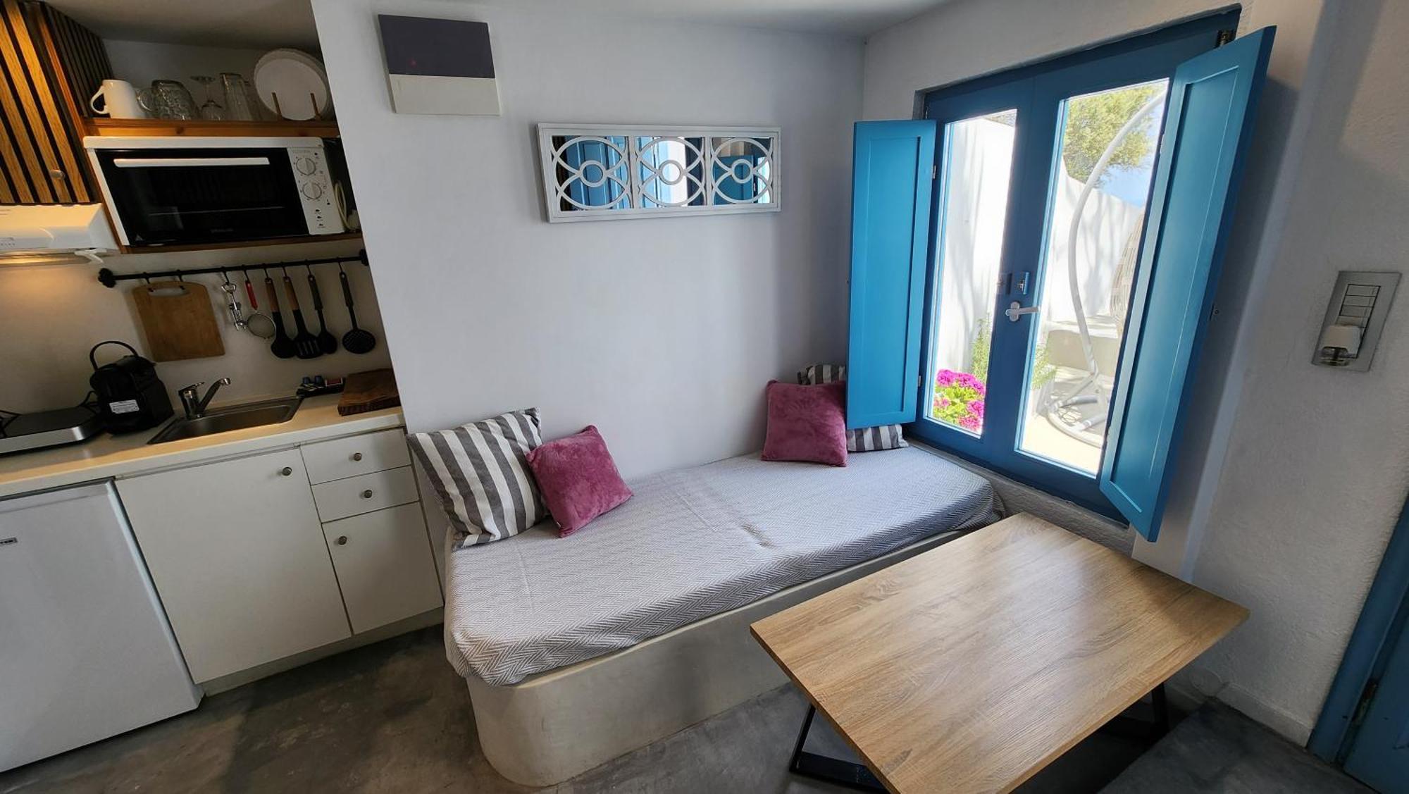 Euphoria Suites & Deluxe Studios Тира Экстерьер фото